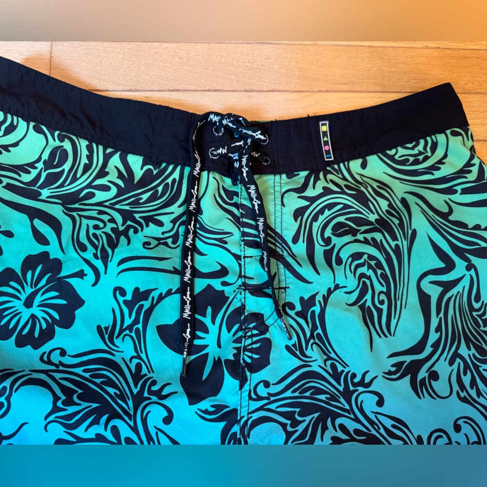 Maui and Sons size 36/L board shorts knee length. Multicolor & floral pattern. - Picture 3 of 8
